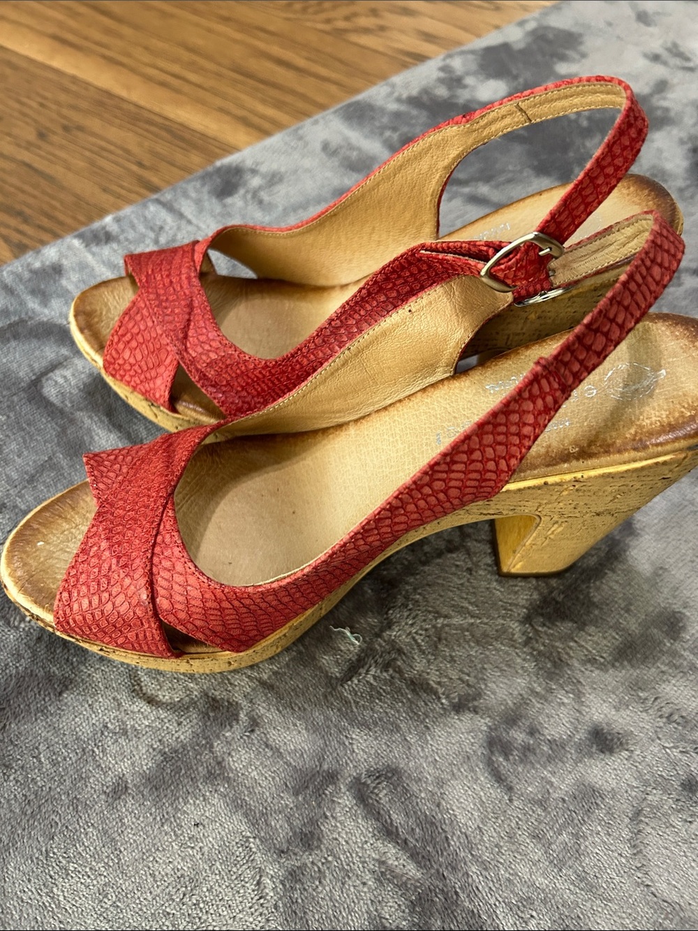 New Eric Michael Coral Red Textured leather Peep-Toe Slingback Platform Sandals - Picture 6 of 8